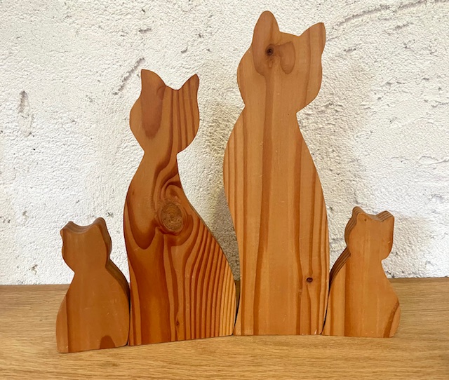 Katzenfamilie aus Holz